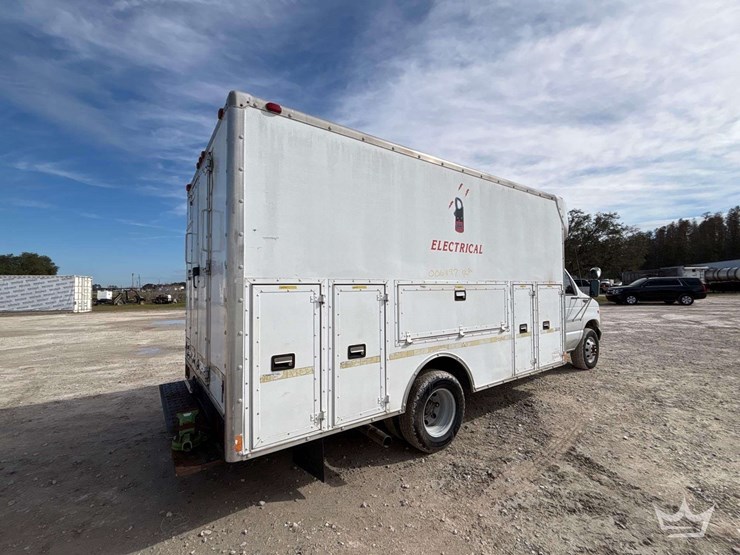 2002-ford-e-450-enclosed-service-van-image-3