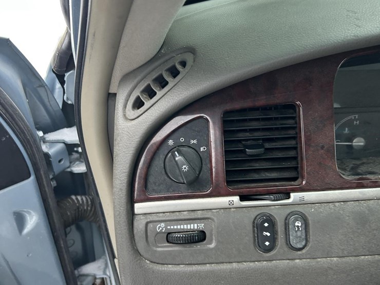 2005-lincoln-towncar-image-9