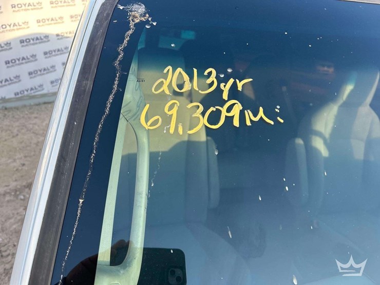 2013-ford-e-150-passenger-van-image-24