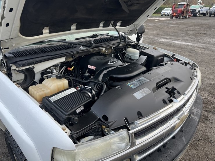 2005-chevrolet-suburban-image-14