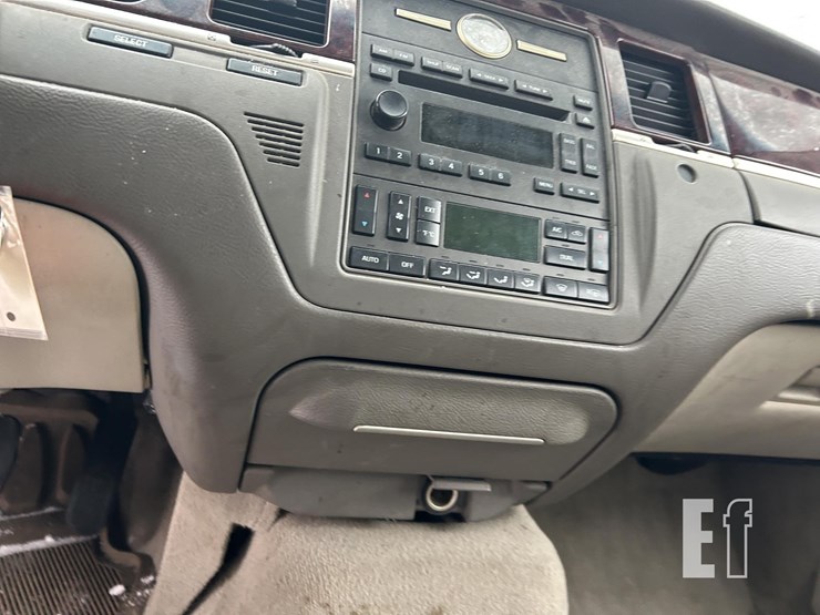 2005-lincoln-towncar-image-16