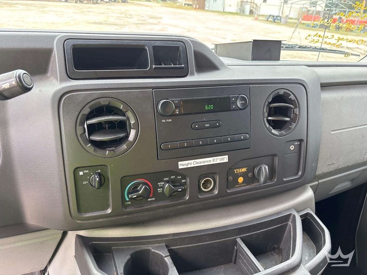 2012-ford-e-350-enclosed-service-van-image-32