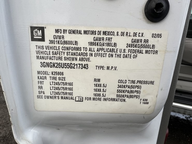 2005-chevrolet-suburban-image-19