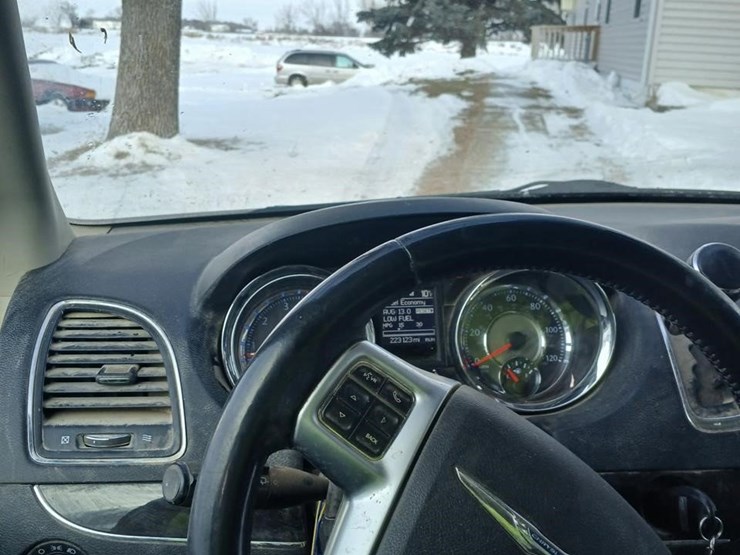 2013-chrysler-town-&-country-image-4