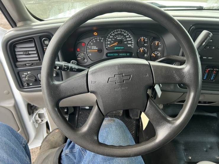 2005-chevrolet-suburban-image-26