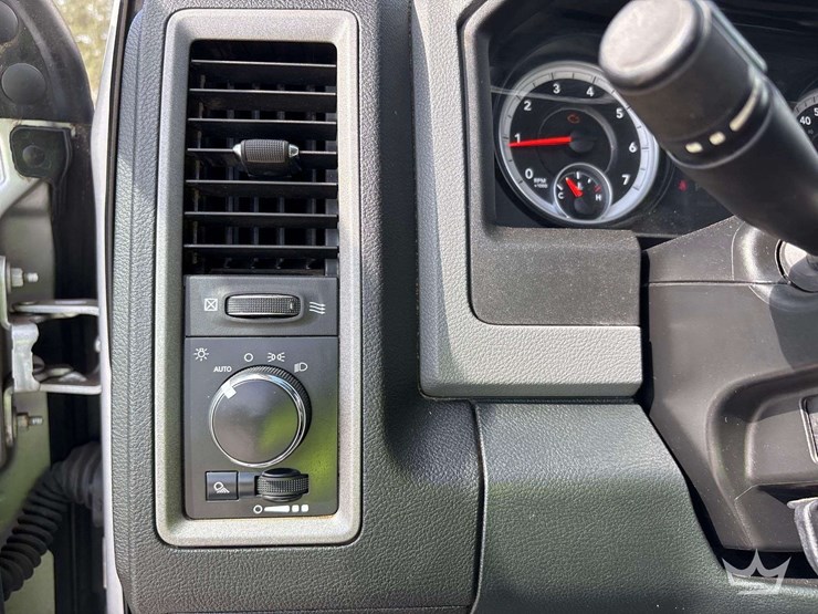 2015-ram-1500-crew-cab-pickup-truck-image-15