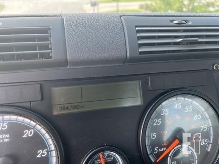 2020-freightliner-cascadia-113-image-16