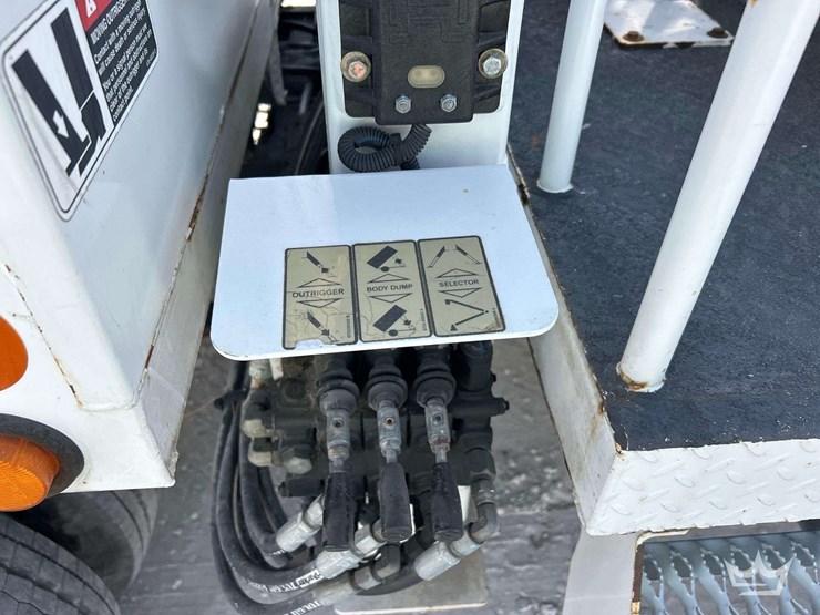 2018-ford-f-550-4x4-altec-at37g-forestry-chipper-bucket-truck-image-24