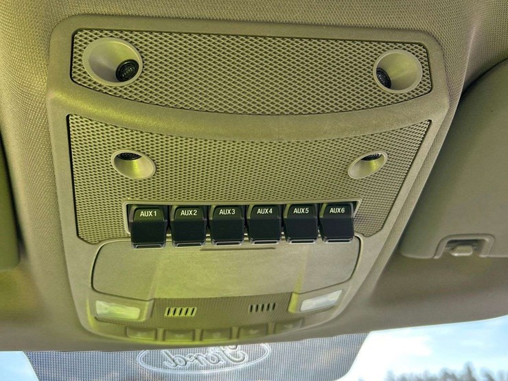 2019-ford-f-350-4x4-crew-cab-pickup-truck-image-14