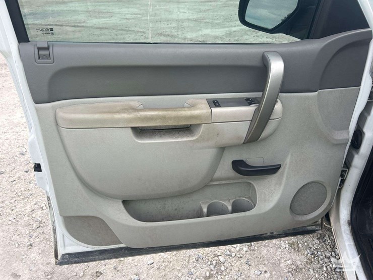 2013-chevrolet-silverado-1500-pickup-truck-image-14