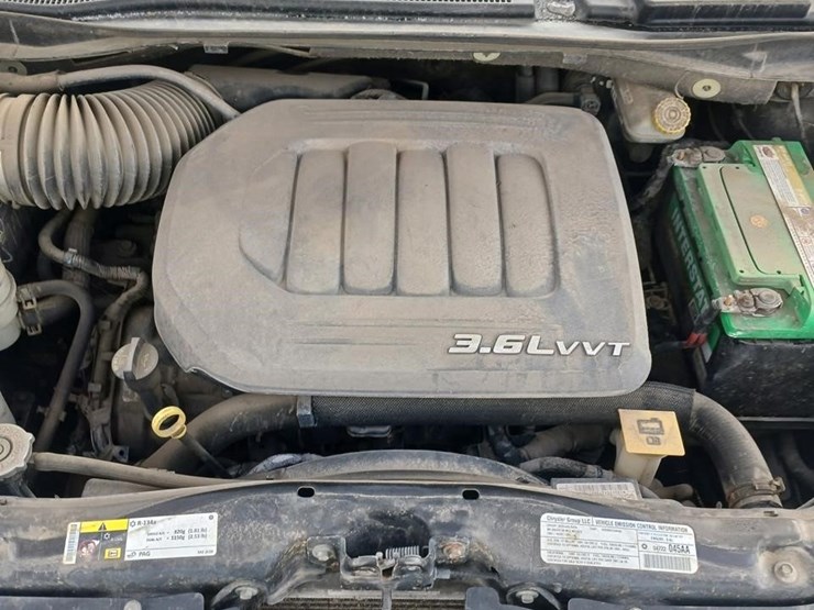 2013-chrysler-town-&-country-image-10