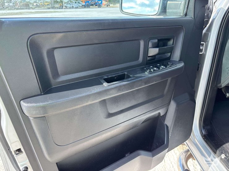 2015-ram-1500-crew-cab-pickup-truck-image-11