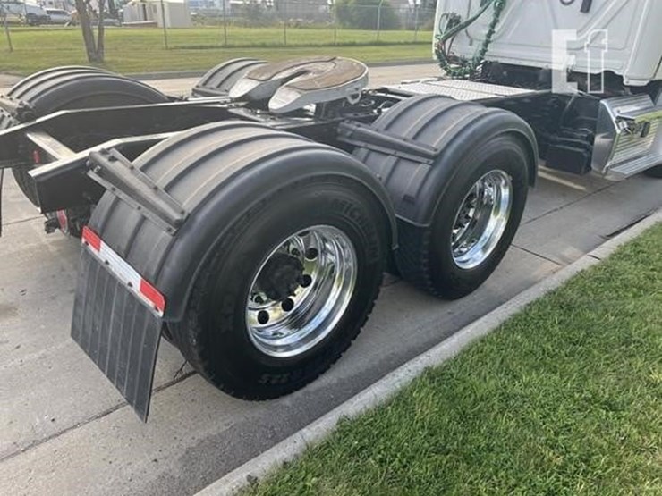 2020-freightliner-cascadia-113-image-5