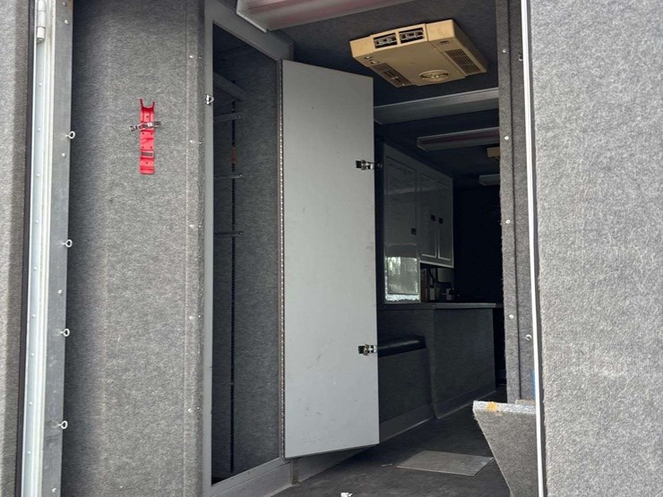 2001-workhorse-custom-chassis-p42-delivery-truck-image-28