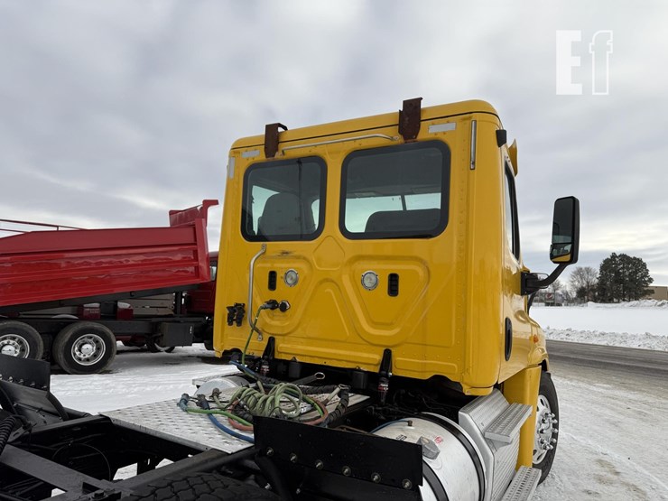 2016-freightliner-cascadia-125-image-12