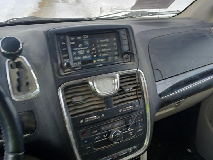 2013-chrysler-town-&-country-image-5