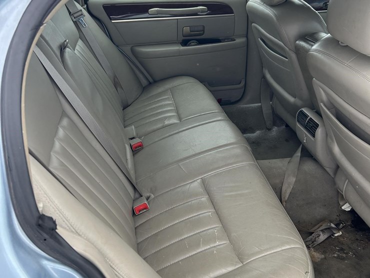 2005-lincoln-towncar-image-23