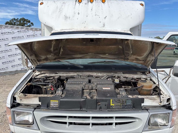 2002-ford-e-450-enclosed-service-van-image-7