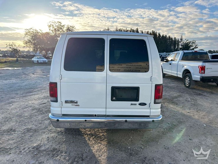 2013-ford-e-150-passenger-van-image-22