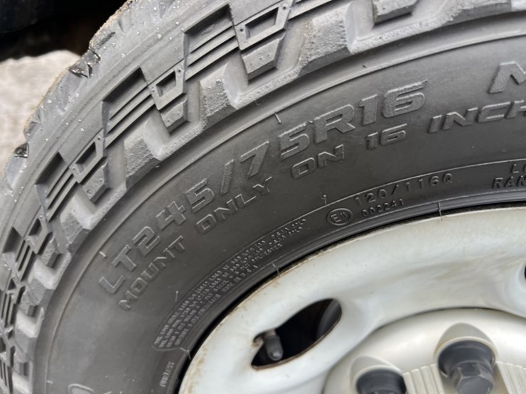 2005-chevrolet-suburban-image-10