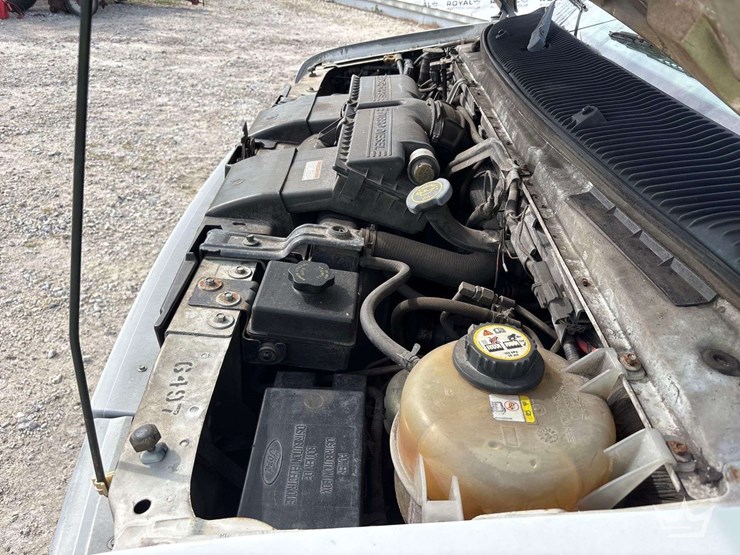 2002-ford-e-450-enclosed-service-van-image-8