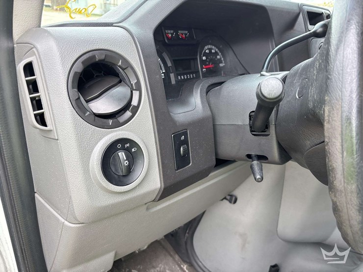 2012-ford-e-350-enclosed-service-van-image-29