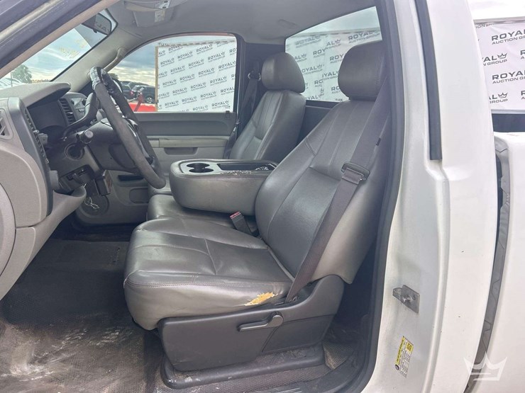 2013-chevrolet-silverado-1500-pickup-truck-image-13