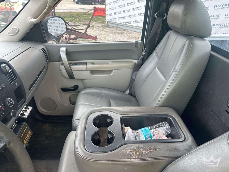 2013-chevrolet-silverado-1500-pickup-truck-image-16