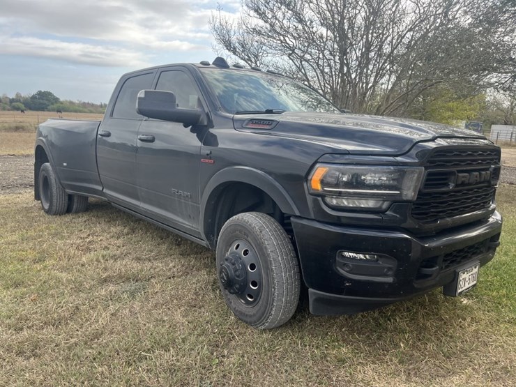 2022-dodge-3500-image-2