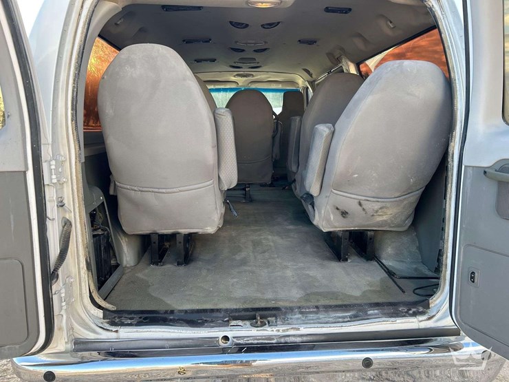 2013-ford-e-150-passenger-van-image-21