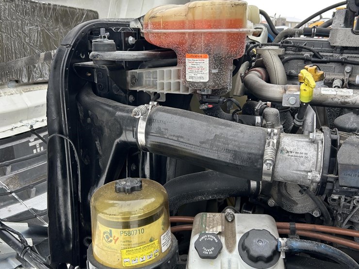 2019-freightliner-cascadia-126-image-12