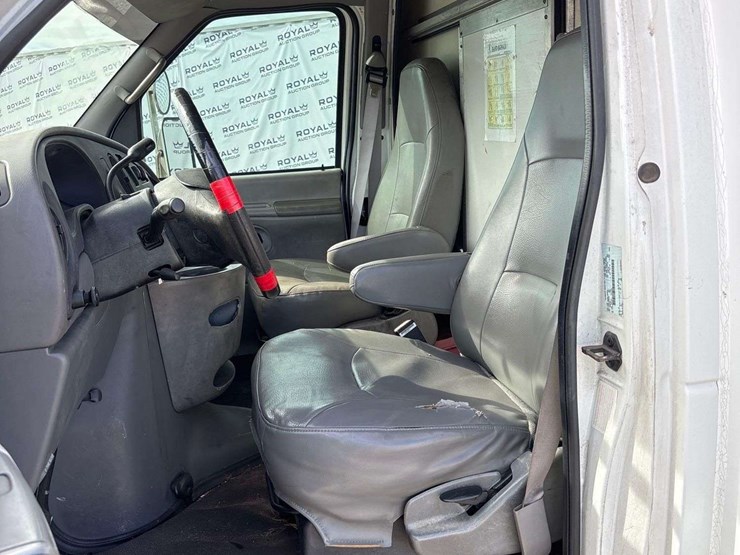 2002-ford-e-450-enclosed-service-van-image-11
