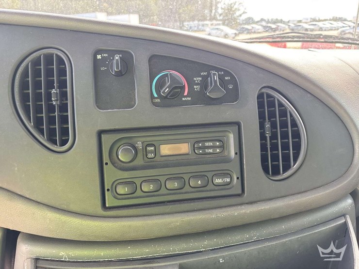 2002-ford-e-450-enclosed-service-van-image-16