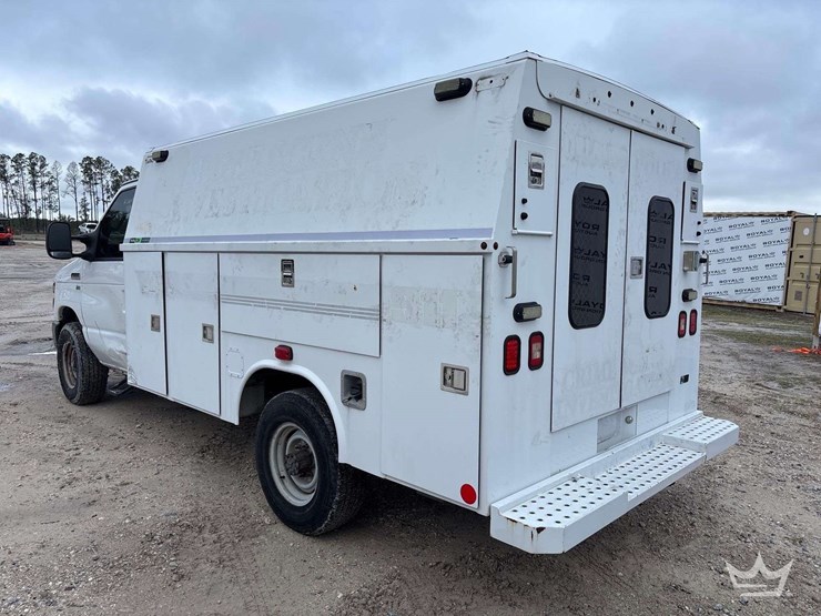 2012-ford-e-350-enclosed-service-van-image-4