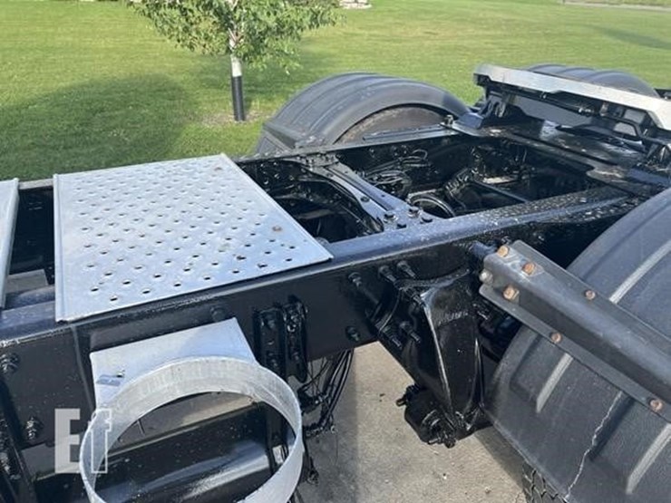 2020-freightliner-cascadia-113-image-13