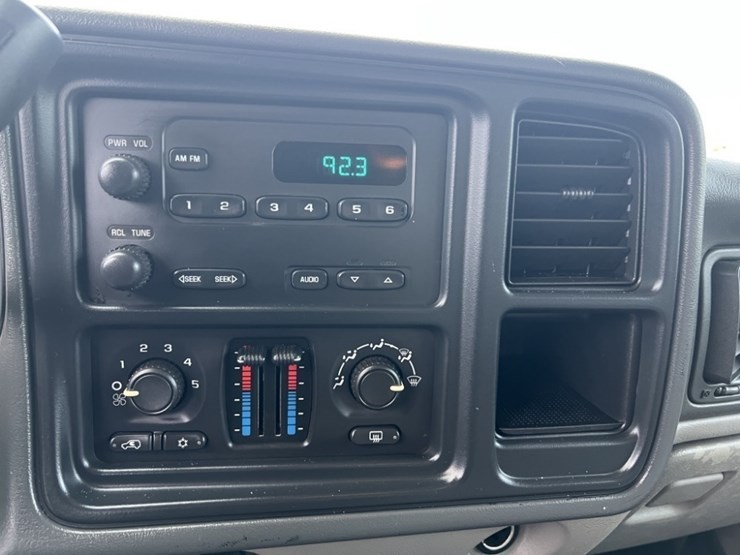 2005-chevrolet-suburban-image-25