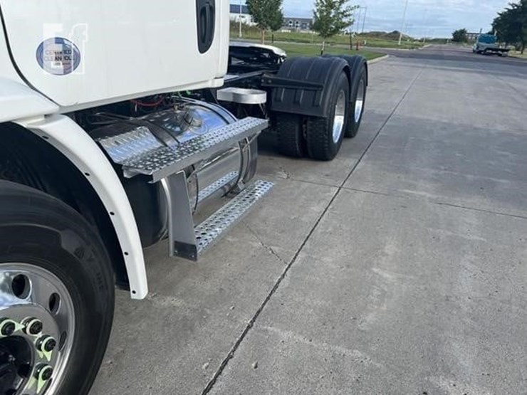 2020-freightliner-cascadia-113-image-24