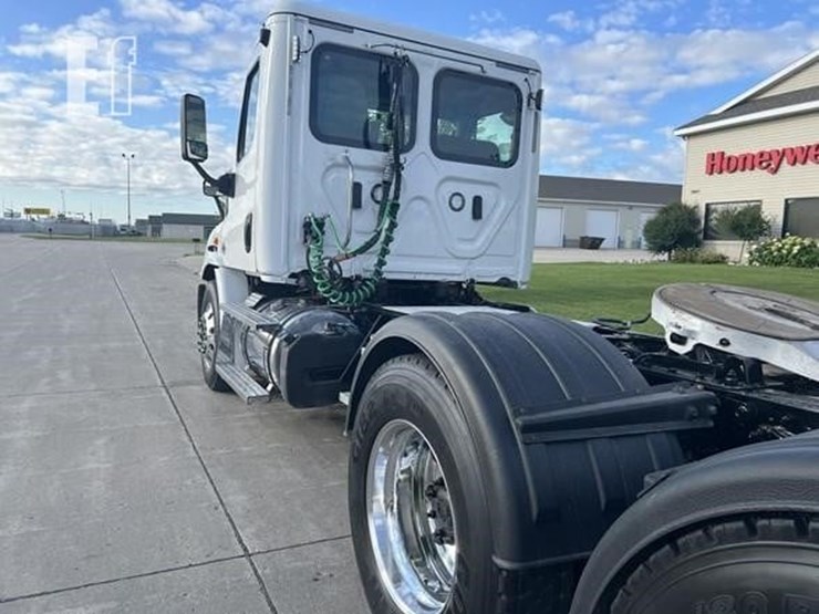 2020-freightliner-cascadia-113-image-28