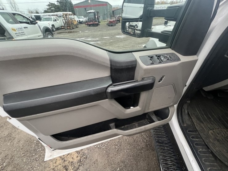 2017-ford-f550-image-28