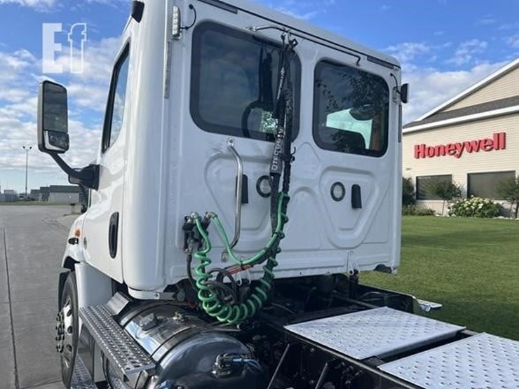 2020-freightliner-cascadia-113-image-15