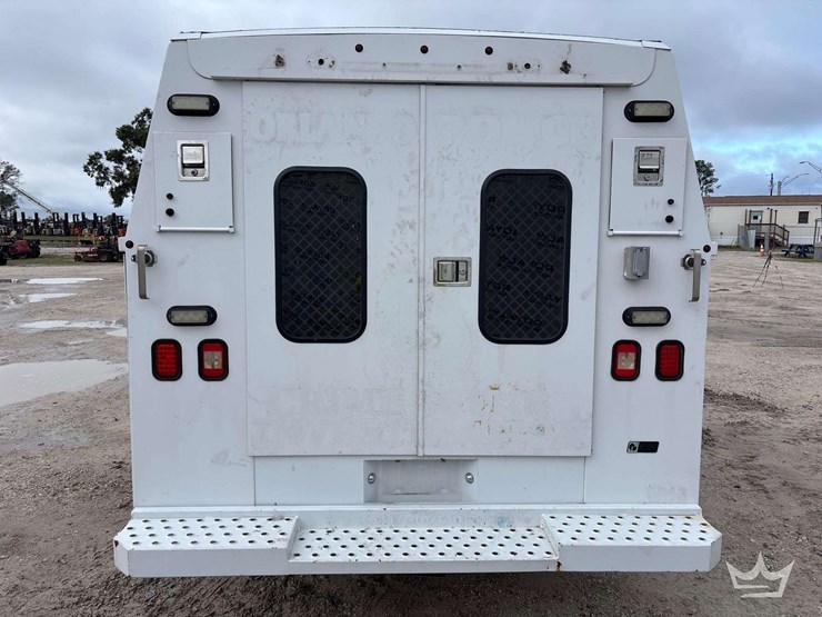 2012-ford-e-350-enclosed-service-van-image-41