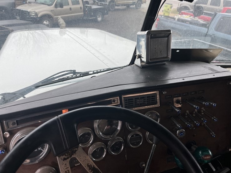 1988-peterbilt-379-image-18