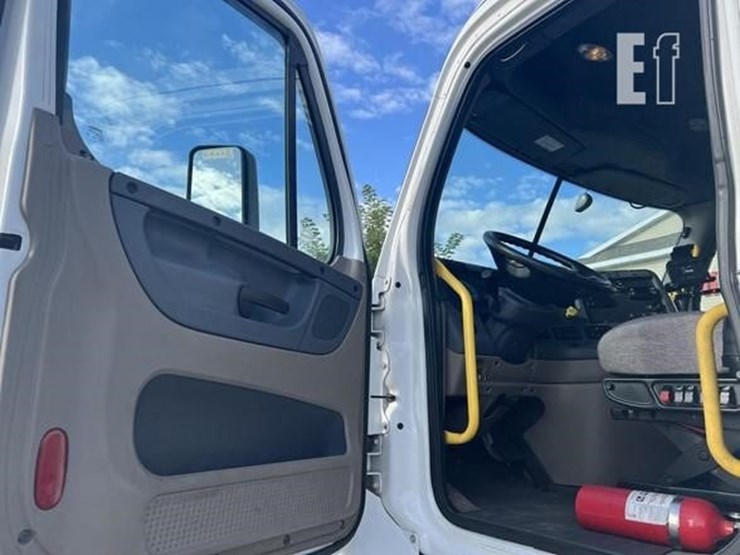 2020-freightliner-cascadia-113-image-23