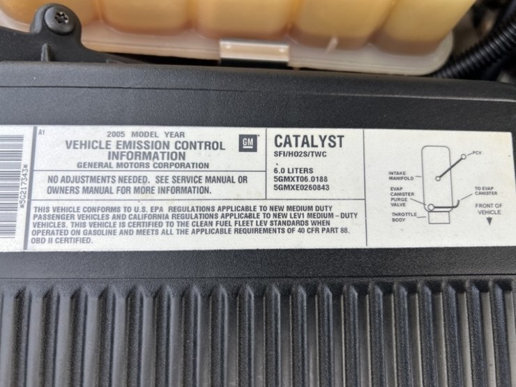 2005-chevrolet-suburban-image-16