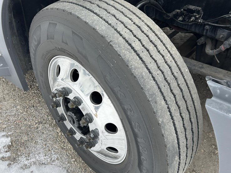 2019-freightliner-cascadia-126-image-19