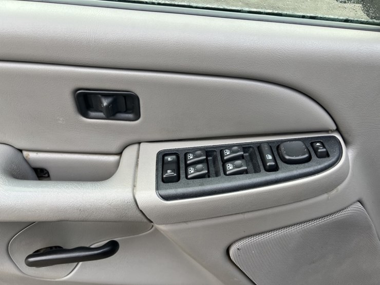 2005-chevrolet-suburban-image-23