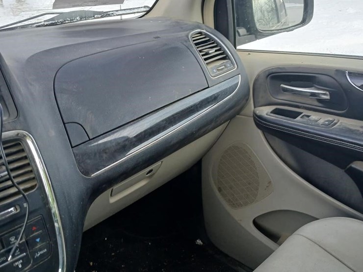 2013-chrysler-town-&-country-image-7