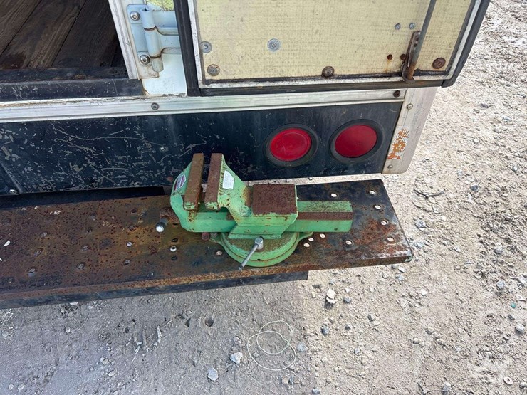 2002-ford-e-450-enclosed-service-van-image-24