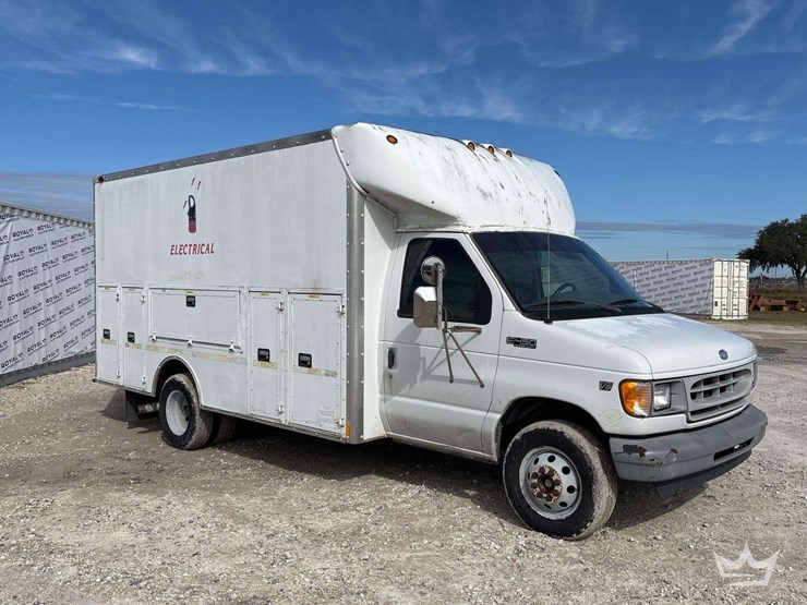 2002-ford-e-450-enclosed-service-van-image-2