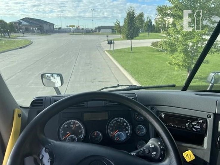 2020-freightliner-cascadia-113-image-21